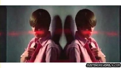 15988764_GYUWKFMOH[1] - Justin Bieber in Videoclipul Enie Meenie