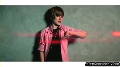 15988765_RYCKGTSTQ[2] - Justin Bieber in Videoclipul Enie Meenie