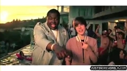 15988771_ETJEGVTAZ[1] - Justin Bieber in Videoclipul Enie Meenie