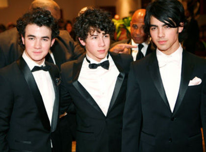14473377_WOBLNKIUS[1] - Jonas Brothers