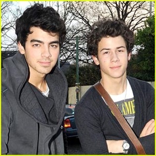 KJQLAPHPROVLGMTHLGE[1] - Jonas Brothers