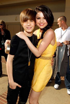 14354606_XBIHMYJHB[2] - Justin Bieber si Selena Gomez