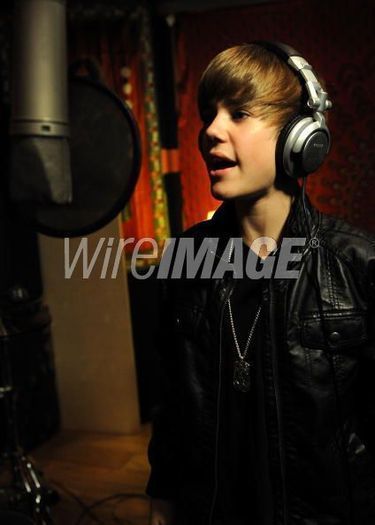 14424920_LKSTYJKWL[1] - Justin Bieber We Are The World