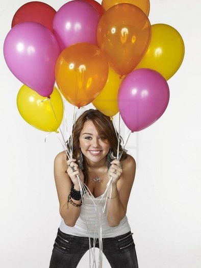 11042740_PGSVFCWNA[1] - Miley Cyrus Sedinta Foto