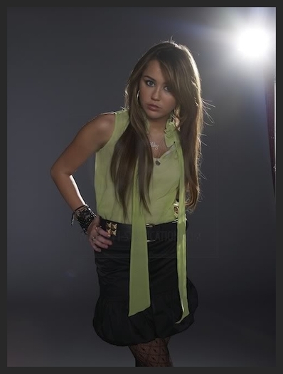 15471209_NDBDCZVFX[1] - Miley Cyrus Sedinta Foto 3