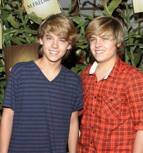 Cole_Sprouse_1263155076_0[1]