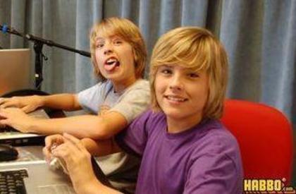 Cole_Sprouse_1263155180_4[1] - Zack si Cody