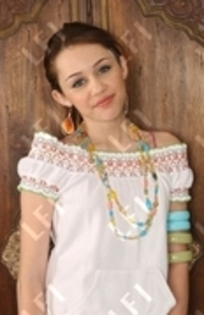 15836232_SRFWAXAMO[1] - Miley Cyrus Sedinta Foto 0