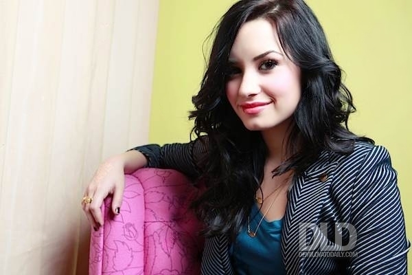 10408376_NNKSVNWEC[1] - Demi Lovato