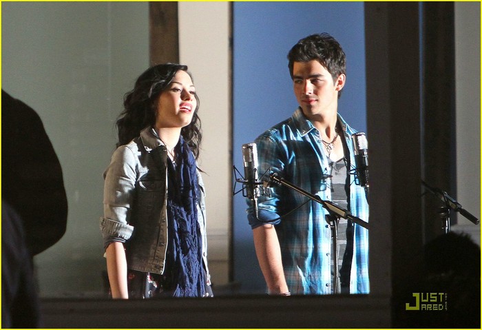 joe-jonas-demi-lovato-wave-beach-01[1]