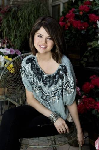 HZMVBELWMYRWPPHHIVF - Selena Gomez