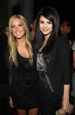 MGUTCQTZHXYHMSIQSNS - Selena Gomez