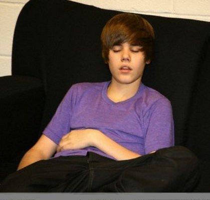 16479574_TORJSVQIG[1] - Justin Bieber Cand Doarme