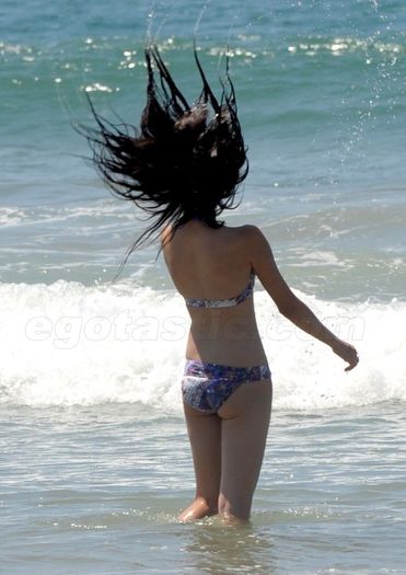 selena-gomez-bikini-photos-sexy-07 - selena in bikini la mare