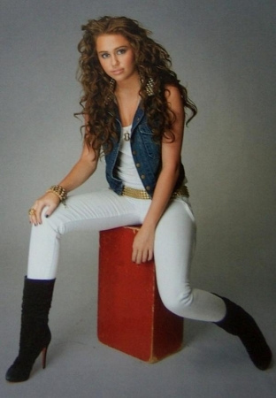 15723476_OYLXJNJIL[1] - Miley Cyrus Si Hannah Montana