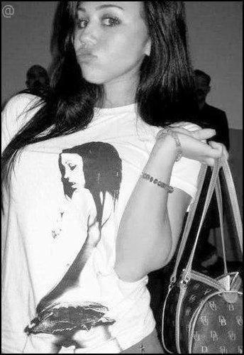 15723490_TQDRKHFXG[1] - Miley Cyrus Si Hannah Montana