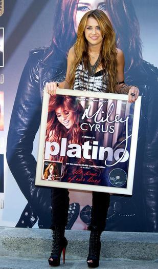 15755400_VTZSRHZNZ[1] - Miley Cyrus Si Hannah Montana