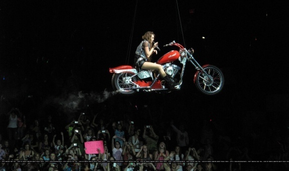 15827204_DBOMWFNCF[1] - Miley Cyrus Si Hannah Montana