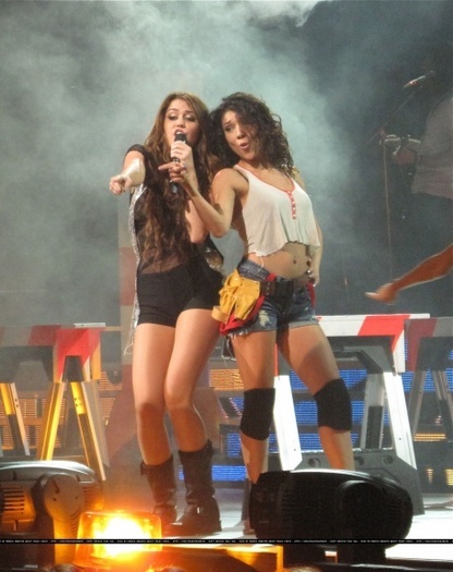 15827209_DQYIJXMDY[1] - Miley Cyrus Si Hannah Montana