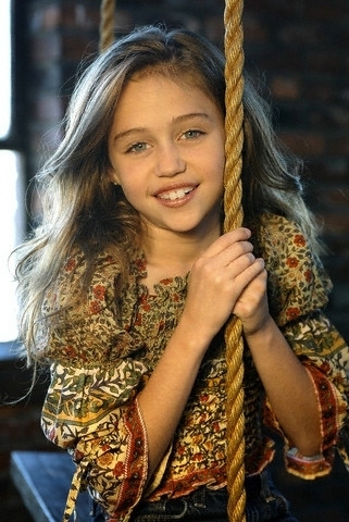 15830371_OYBCGGDKU[1] - Miley Cyrus Si Hannah Montana