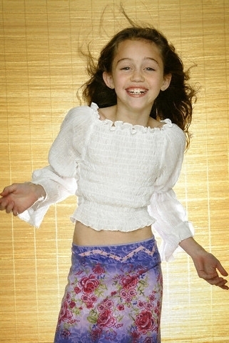 15830399_UNWLYZPKT[1] - Miley Cyrus Si Hannah Montana
