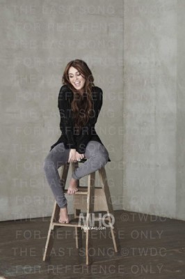 15827582_NNIFGIZHI[1] - Miley Cyrus Si Hannah Montana