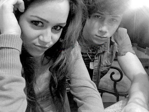 FWBFYOOIFNCCQEHCDJI[1] - Miley Cyrus Si Hannah Montana
