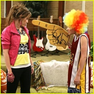 HOOBRNRZFIUDSVXLDKX[1] - Miley Cyrus Si Hannah Montana