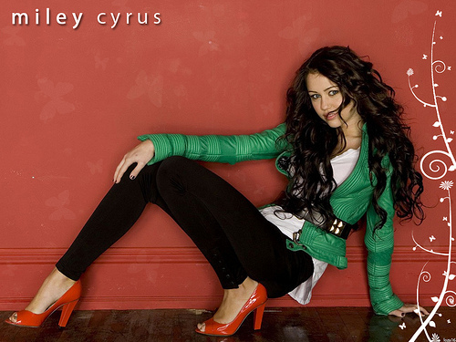 10728881_LNRQZVYZI[1] - Miley Cyrus Si Hannah Montana