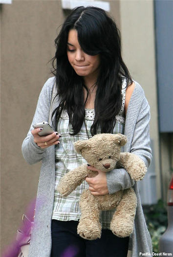 vanessa-hudgens-teddy1[1] - Vanessa Hudgens