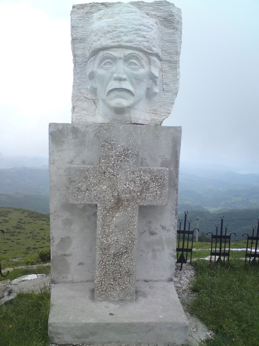 crucea de pe Muntele Gaina - Panteonul Motilor