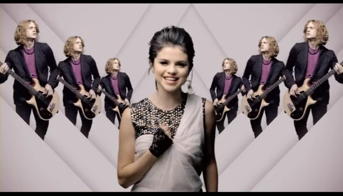 [www.fisierulmeu.ro] Selena Gomez & The Scene - Naturally (2009).AVI_000106397