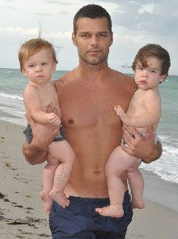 Ricky Martin - Tatici frumosi celebri si grijulii