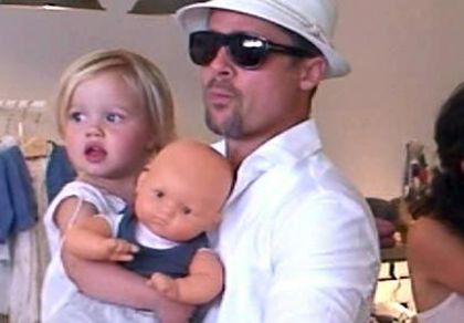 Brad Pitt - Tatici frumosi celebri si grijulii