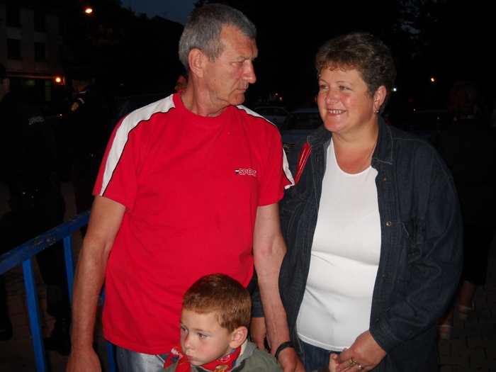 un ochi plange, altul rade....