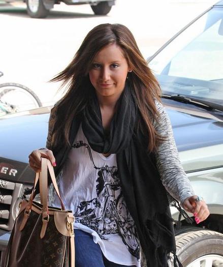 Ashley_Tisdale_1248725932_0