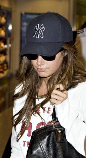 Ashley_Tisdale_1248725933_4 - club Ashley Tisdale