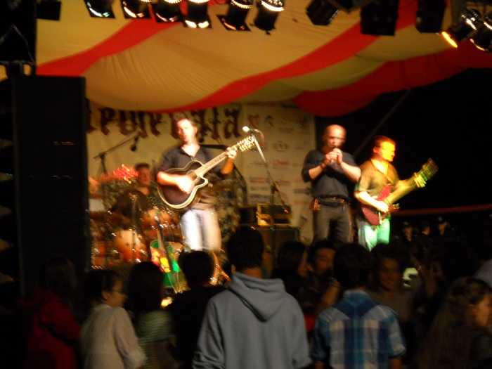 oamenii isi fac treaba, acolo sus.