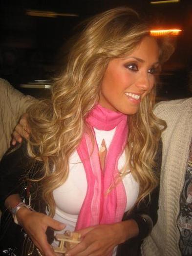 Anahi (65)