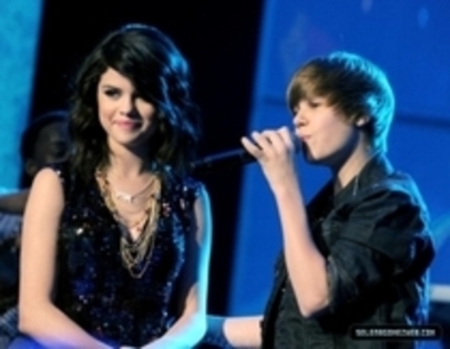 12076566_DEUKQWYUM[1] - Justin Bieber si Selena Gomez
