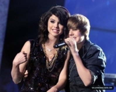 12076572_KOGMDYRIQ[1] - Justin Bieber si Selena Gomez