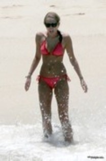 15381706_HJXCGEPTH - 0 24 mai 2010-Showing off Her Bikini Body in Mexico