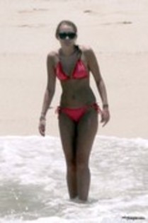 15381720_KWUOEELGL - 0 24 mai 2010-Showing off Her Bikini Body in Mexico