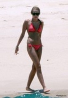 15381730_TVSEMOIKR - 0 24 mai 2010-Showing off Her Bikini Body in Mexico