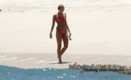 15381832_PIHFLVEBV - 0 24 mai 2010-Showing off Her Bikini Body in Mexico