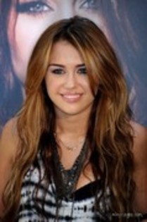 15623105_UTJJKOPWJ - 0 Cant Be Tamed Madrid Photocall - May 31st 2010