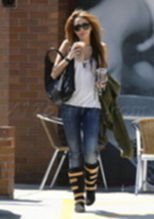 16242722_UKCHLSHSN - 0 Miley Cyrus Drinks Coffee in Los Angeles