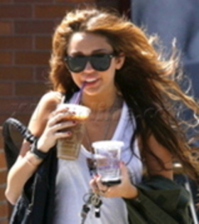 16242729_SMKUAEPPY - 0 Miley Cyrus Drinks Coffee in Los Angeles