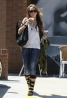 16242745_ONMIKOYNO - 0 Miley Cyrus Drinks Coffee in Los Angeles