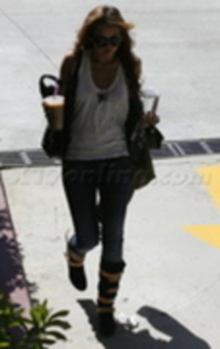 16242663_GYJDLVEMY - 0 Miley Cyrus Drinks Coffee in Los Angeles